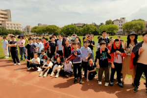根麻繩連接的是團(tuán)結(jié)與堅(jiān)持，一根麻繩演繹的是奮斗和拼搏。